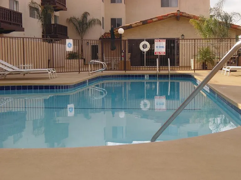Chateau Garnet Apts. — Photo 3