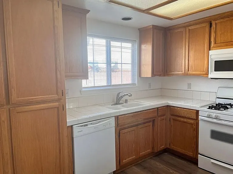 932 Calle Cynthia — Photo 6