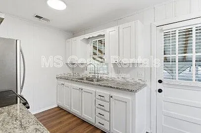 20 Martha Ave — Photo 10