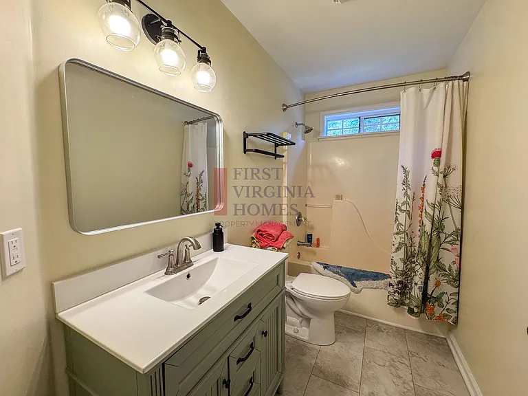 202 Blackthorn Ln — Photo 16