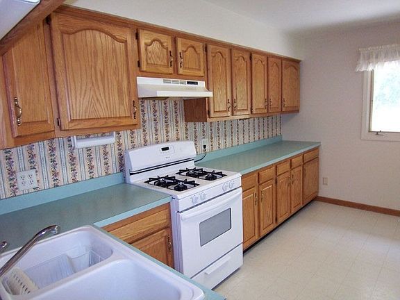 Large Eat-in Kitchen 2nd view