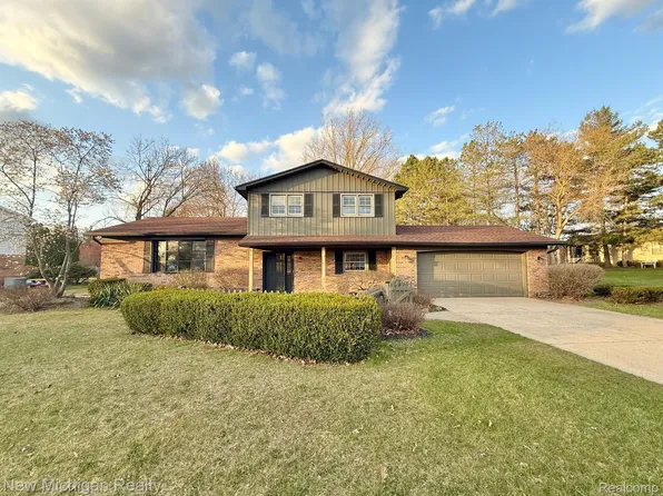 9080 Saddle Horn Dr, Flushing, MI 48433