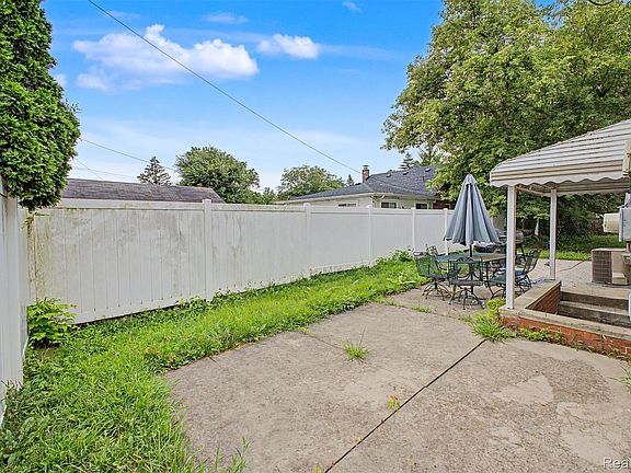 3rd image of 27355 Clairview Dr