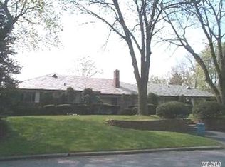 72 Cedar Dr, Great Neck, NY 11021