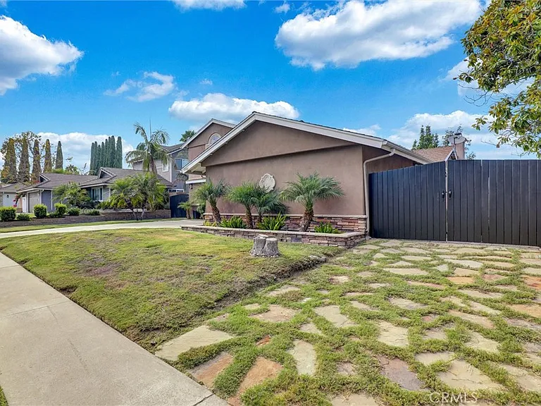 25262 Tasman Rd — Photo 3