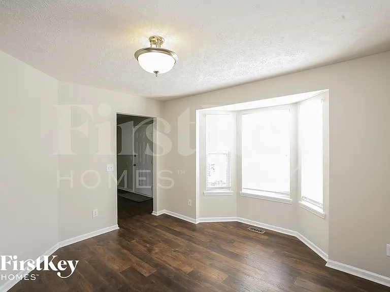 902 Hearthside Ct — Photo 8