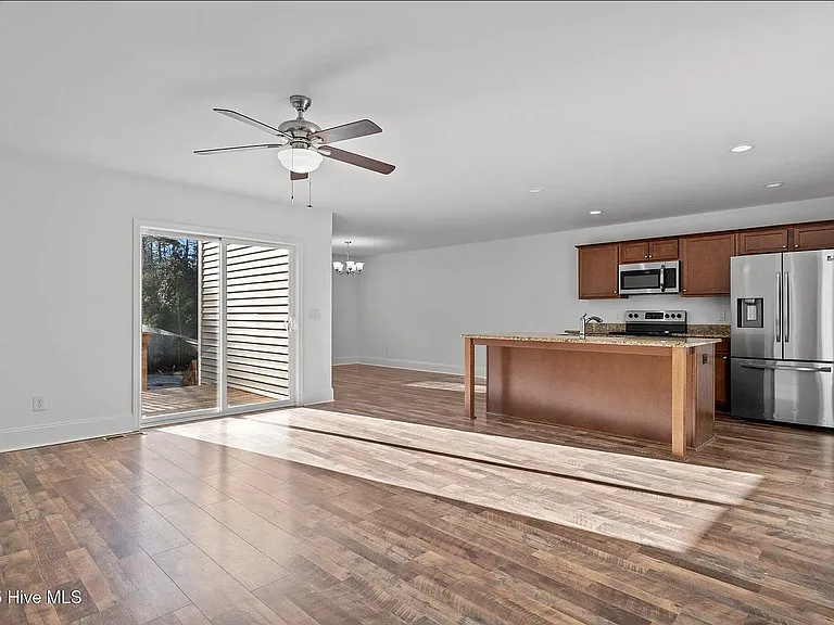 426 W Illinois Ave — Photo 5