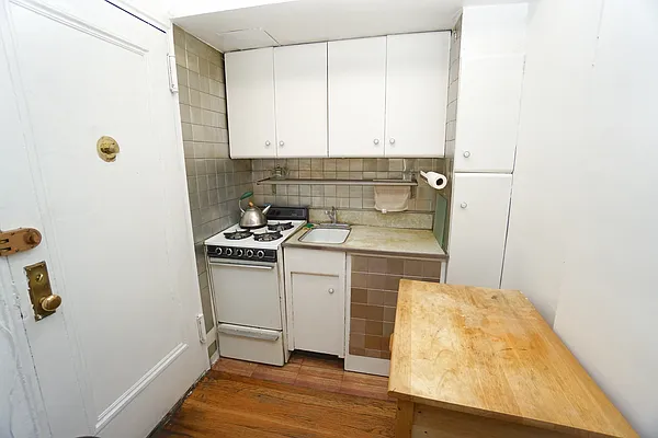 Sold by Bizzarro Agency | media 23