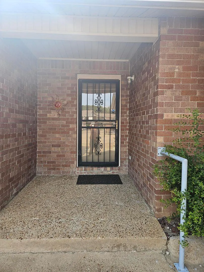 2711 A Greenbriar Drive - 1 — Photo 3