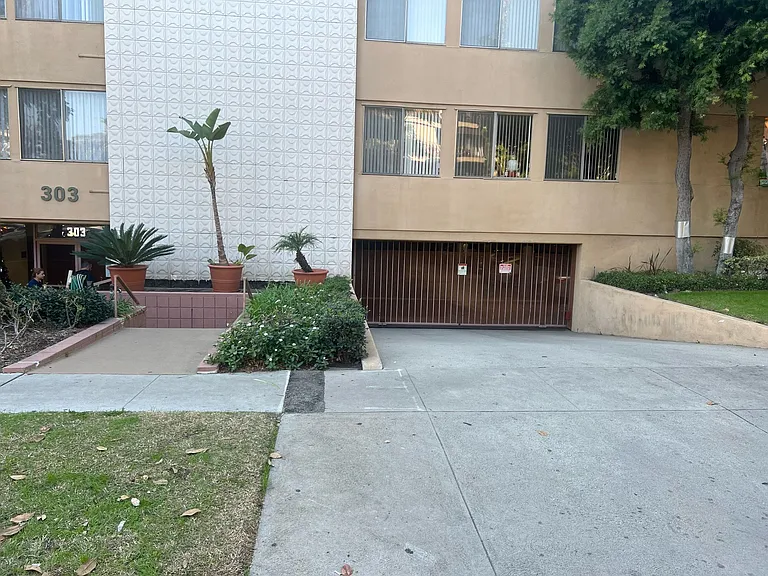 045 - Jackson Apartments — Photo 3