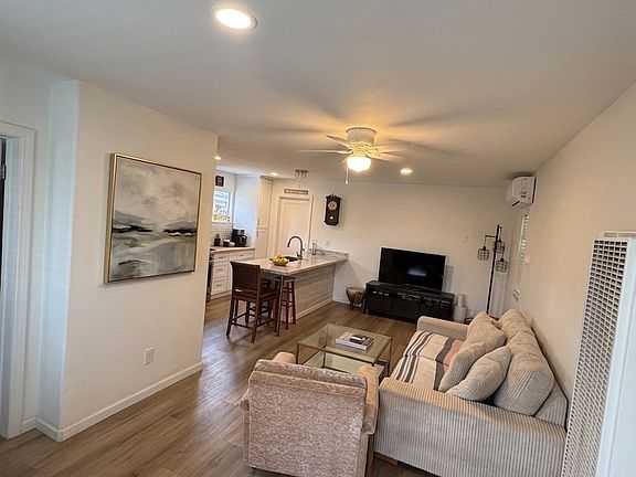 4th image of 4718 Winona Ave #3