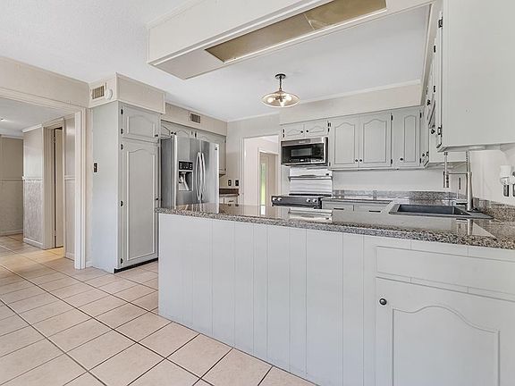 5th image of 20 Colonial Dr