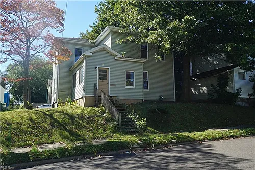 215 E Summit St Photo 1