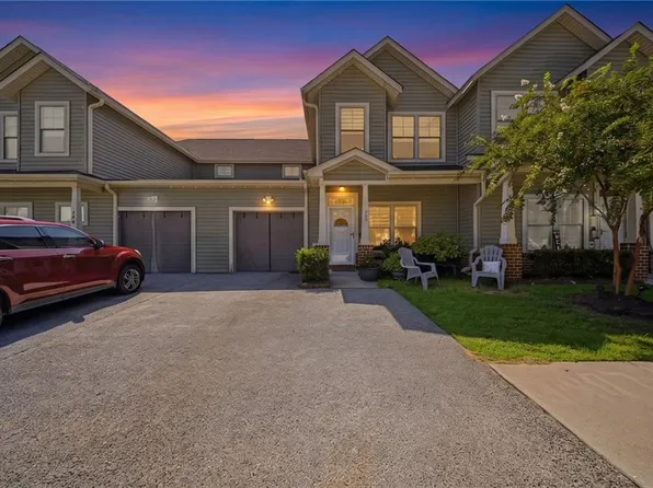 200 Seasons Cir #705, Suffolk, VA 23434