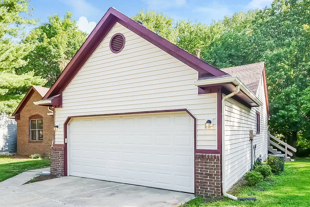 3 bed, 2.0 bath, 1380 sqft, $2,025 — Photo 4