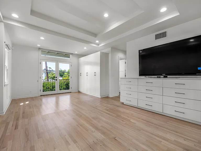 1521 Midvale Ave — Photo 21