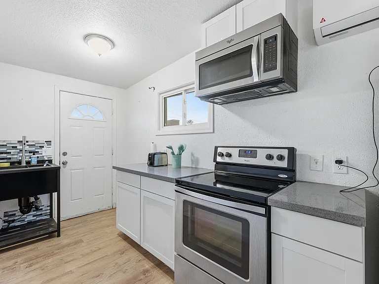 1908 E Lynne Ln #B — Photo 9