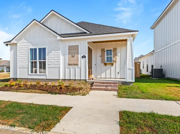 207 Oak Village Dr, Scott, LA 70583