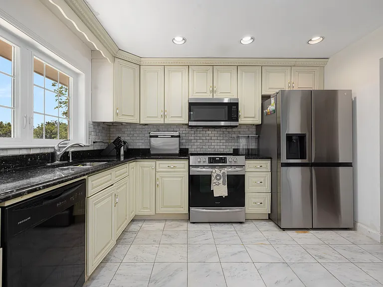 223 Corey Ln — Photo 10