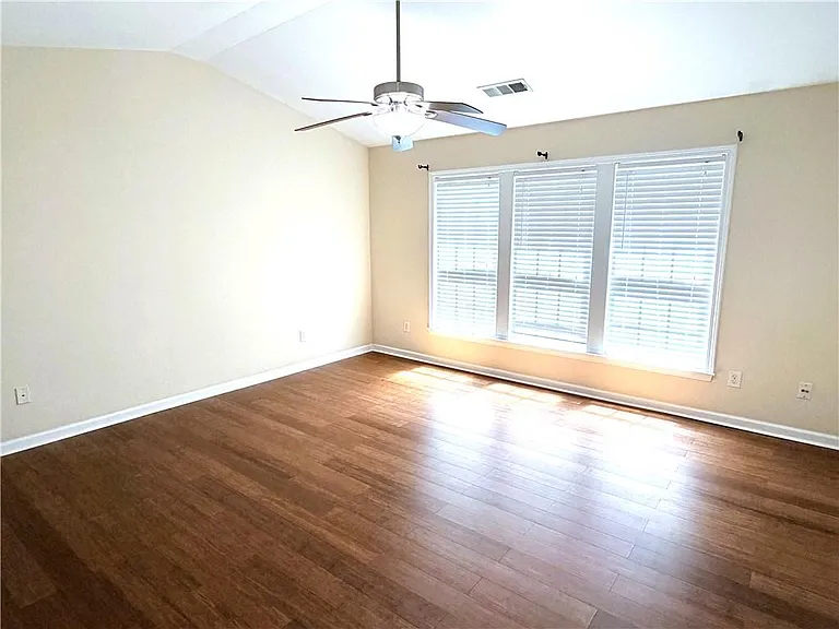 2380 Fairlie Dr — Photo 10