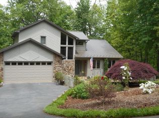 2 Pleasant Hill Dr, Franklin, NC 28734
