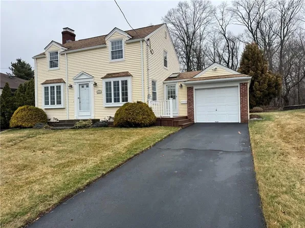 20 Hilltop Dr, Cranston, RI 02920