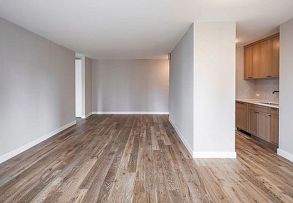 3rd image of 560 W 43rd St APT 20D