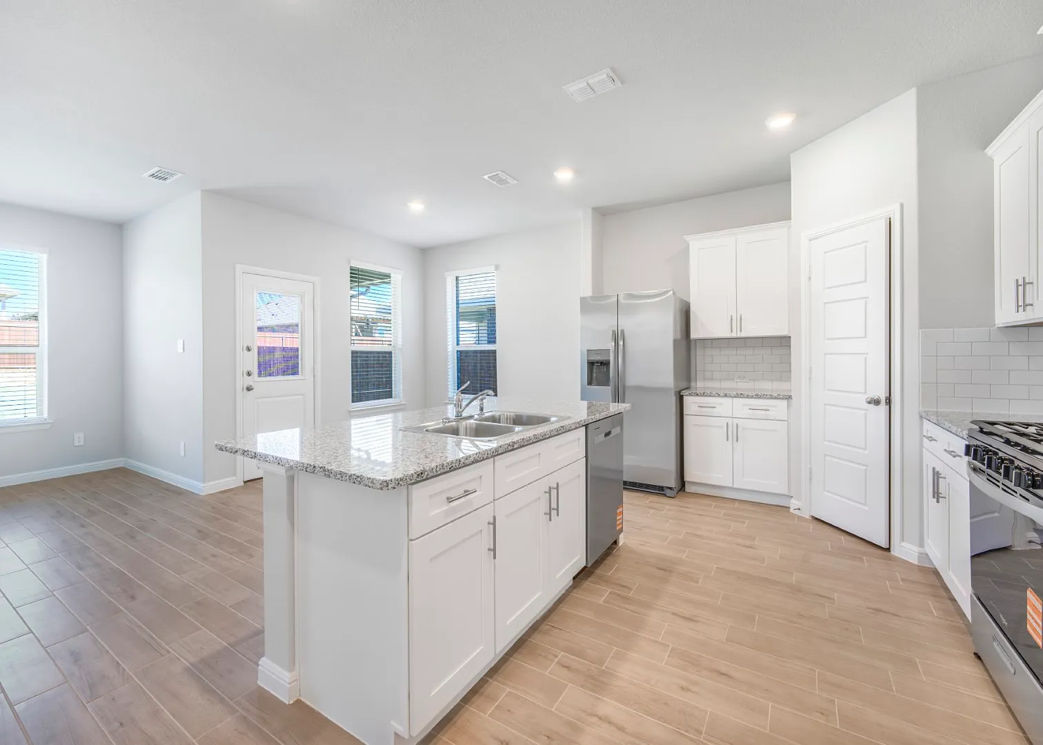 2809 Aiden Ln — Photo 3