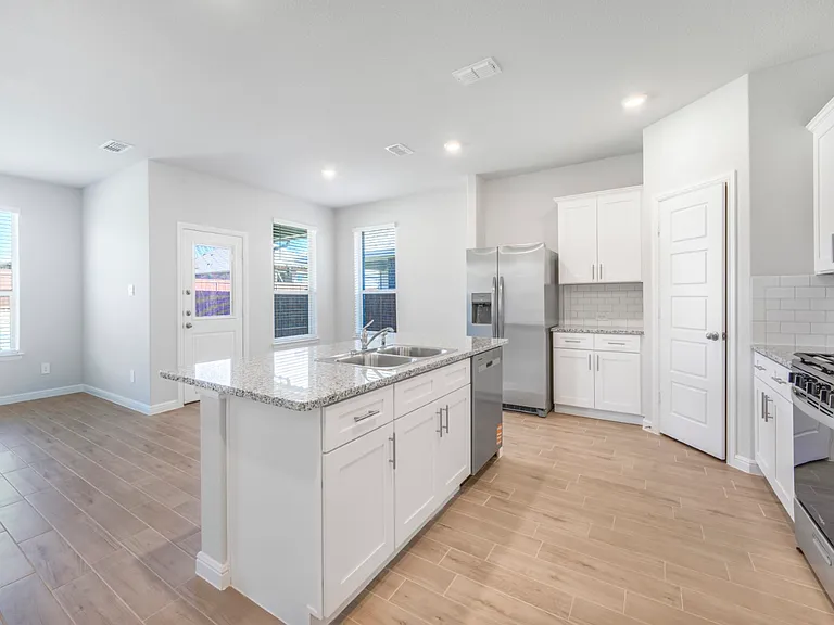 2809 Aiden Ln — Photo 3