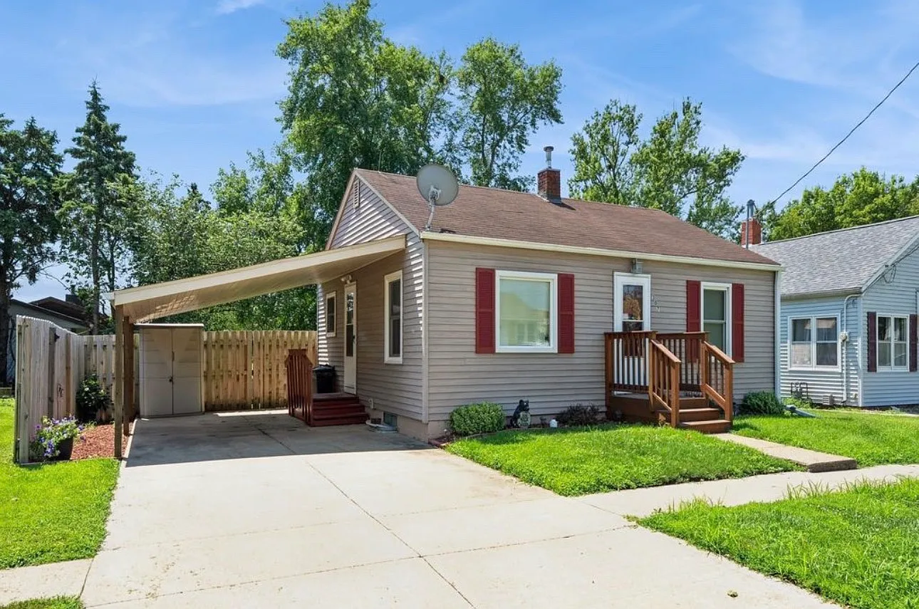 3 bed, 992 sqft, $1,700 — Photo 1