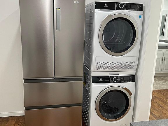 3rd image of 1262 Granville Ave APT 4