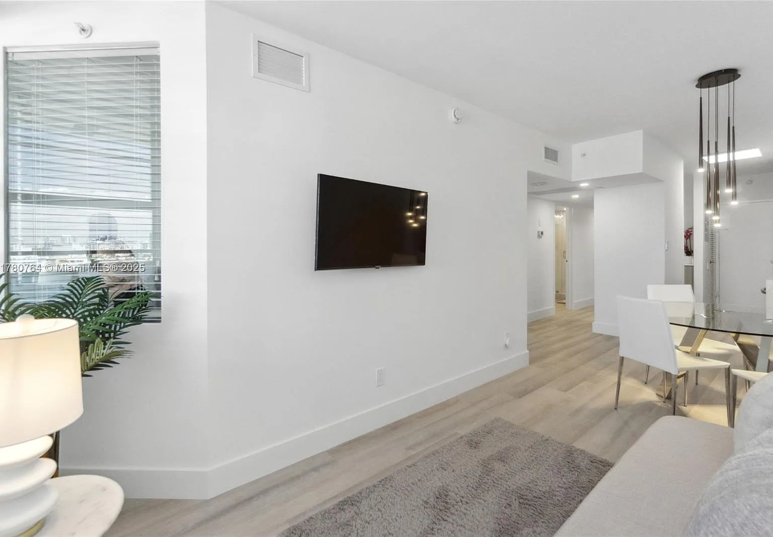 The Decoplage Condo — Photo 4