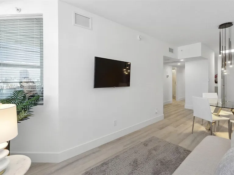 100 Lincoln Rd #1218 — Photo 4