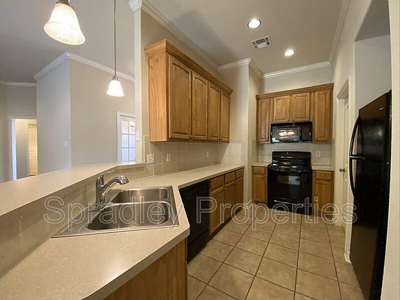 4th image of 2014 Carriage House Dr