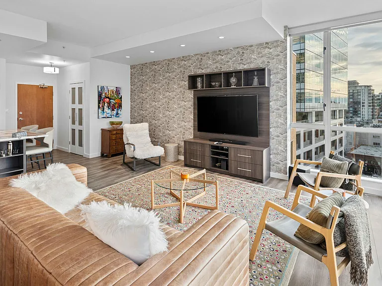 732 Cormorant St — Photo 4
