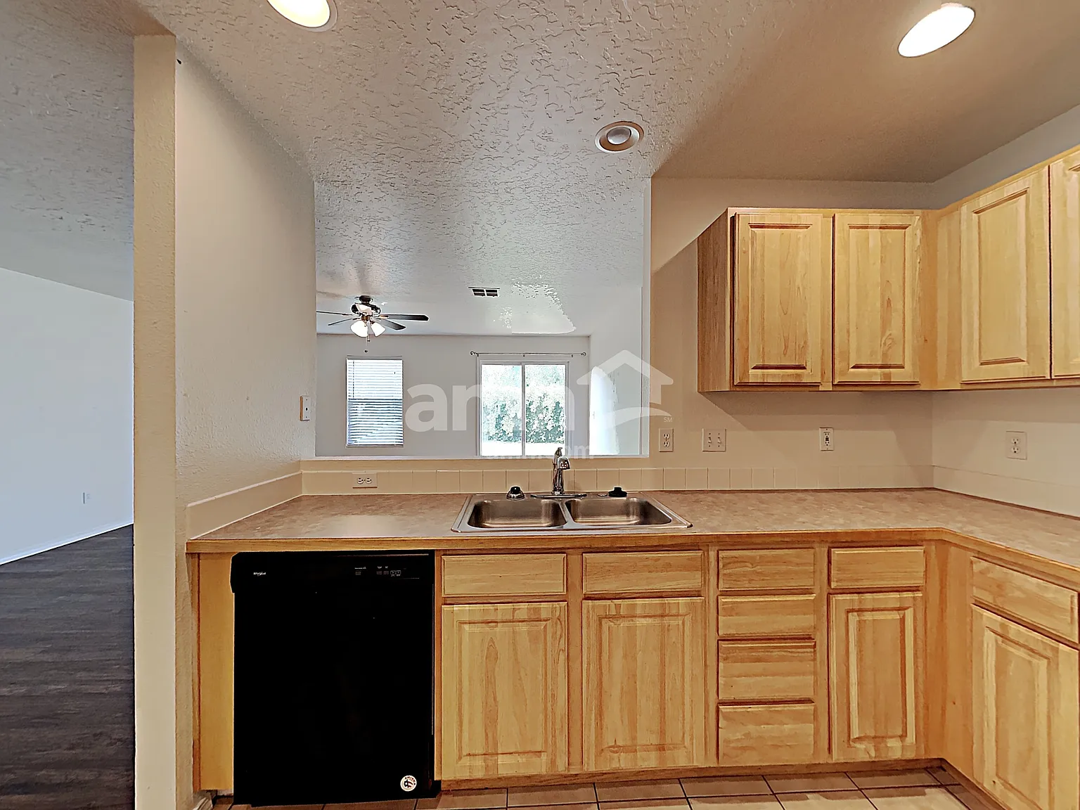 3 bed, 2.0 bath, 1216 sqft, $2,210 — Photo 4