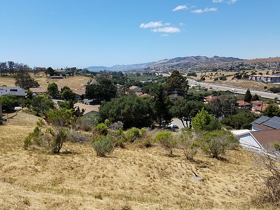 3rd image of 1575 Hillcrest Dr