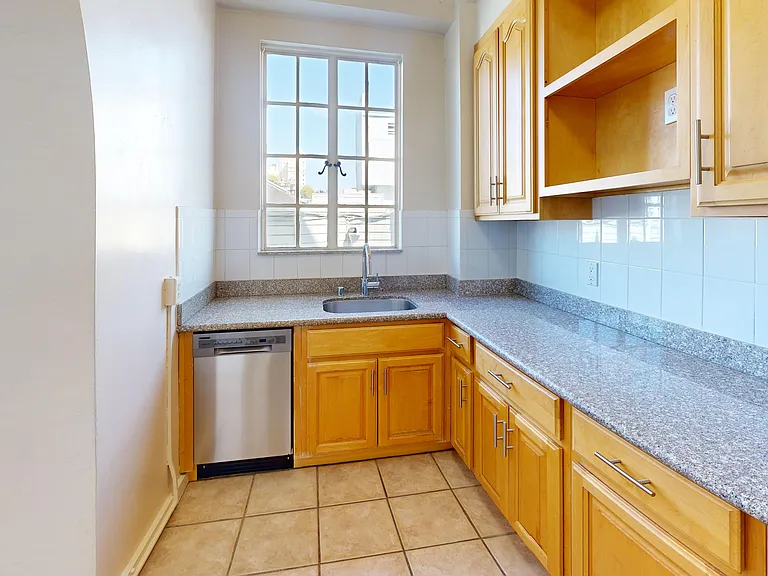 1425 Taylor Street — Photo 5