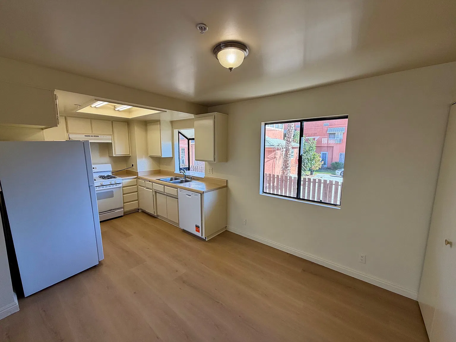 1425 Bank Street (535) - Unit E — Photo 4