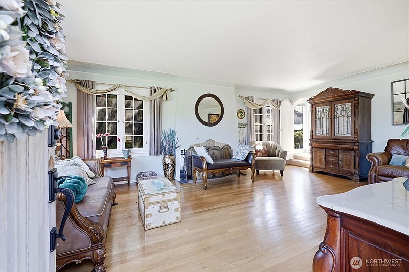 2nd image of 2406 Summitview Avenue