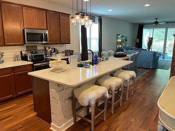 4th image of 415 Aventurine Ave