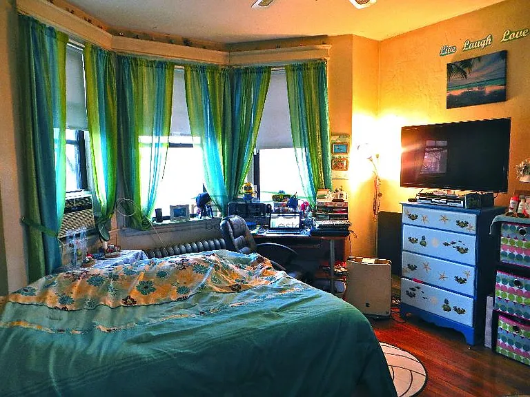 56 Queensberry St #1 — Photo 2