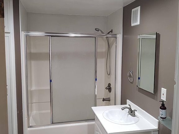 5th image of 534 W 39th St #1/2
