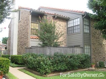 Outside View
						:
						Beautiful landscaping with fenced courtyard. Front door inside courtyard.