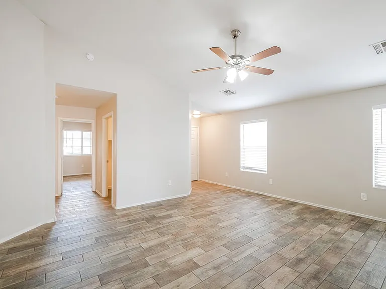 1114 E Fraktur Rd — Photo 6