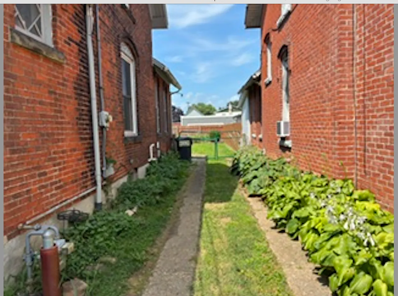 917 W Osborne St — Photo 2