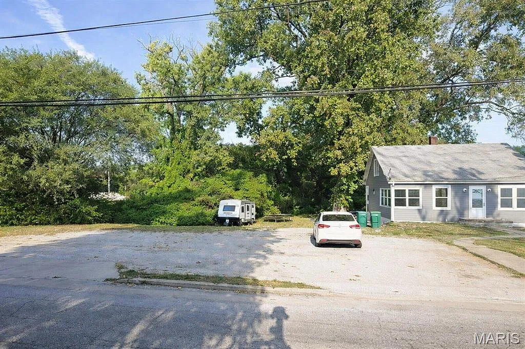 3403 Falling Springs Rd photo 1