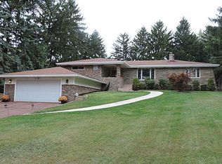 218 Hyeholde Dr, Coraopolis, PA 15108