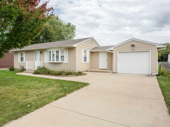 1313 11th St, Silvis, IL 61282