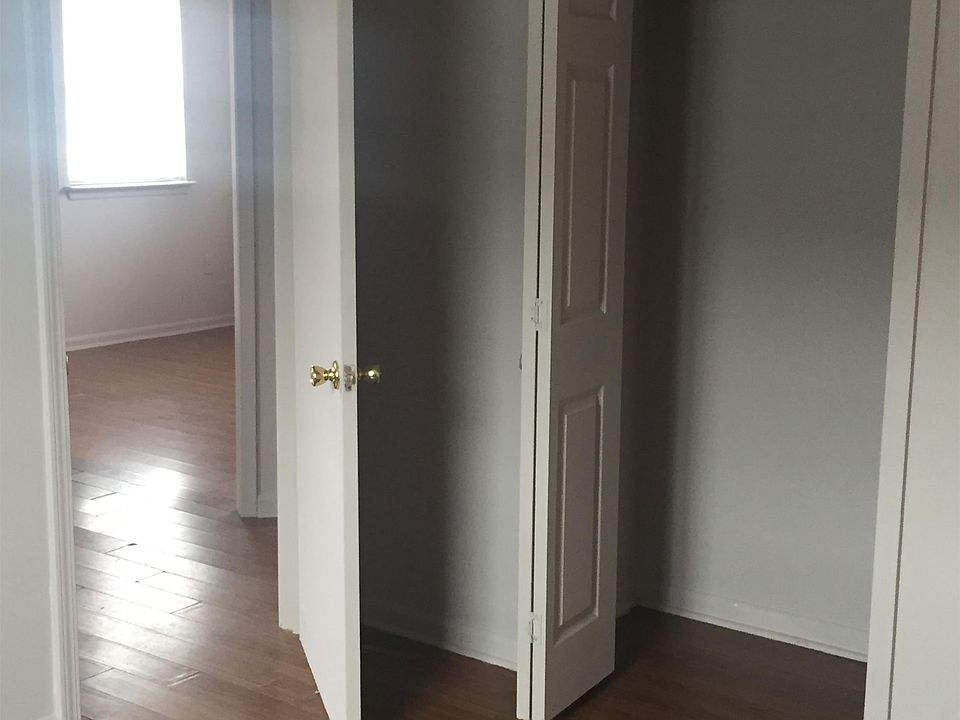 1st image of 3719 Mistletoe St
